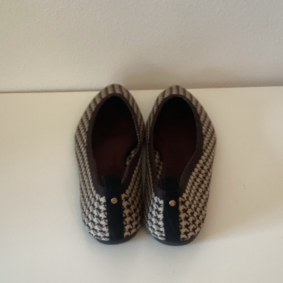 Journee Collection Stylish Houndstooth Flats - Picture 3 of 7